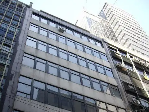 Oficina con buena luz natural divisiones aire acond. y baño privado