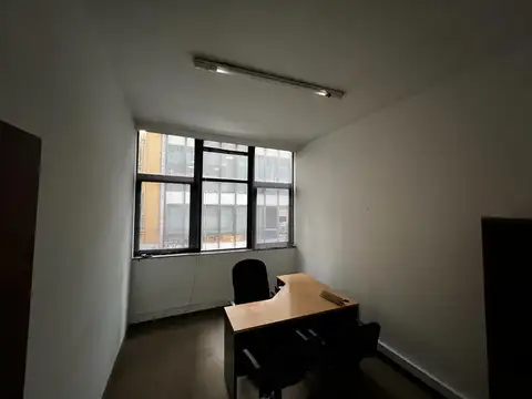 Oficina con buena luz natural divisiones aire acond. y baño privado