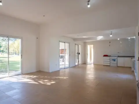 Casa 4 ambientes con 2 baños