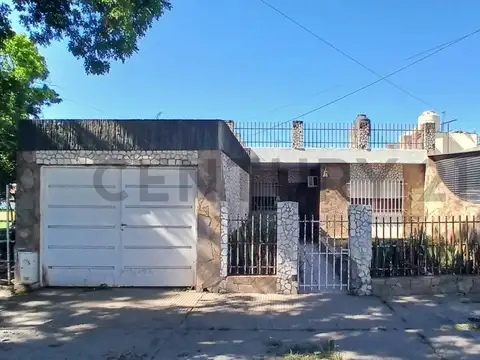 Venta Casa de 2 Dormitorios con cochera + comodin en Villa Diego