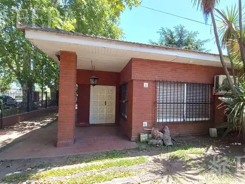 Venta casa de 5 ambientes con cochera y fondo libre con piscina en Francisco Alvarez