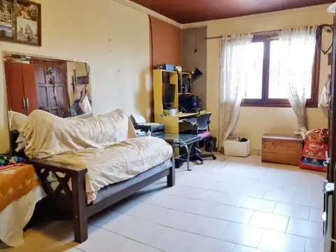 Casa 3 ambientes con patio- Dante Alighieri bis y Juan A. Peña