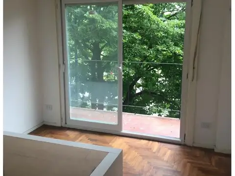 Departamento 2 Amb. con balcón y vista a PL. MITRE