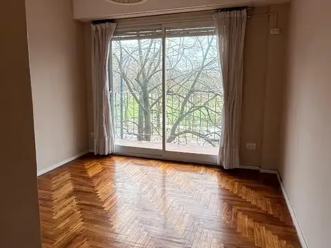 Departamento 2 Amb. con balcón y vista a PL. MITRE