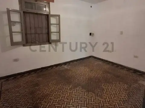 Casa familiar de estilo tradicional con jardín y patio