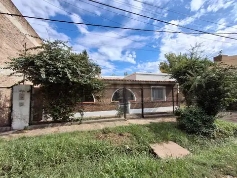 Casa familiar de estilo tradicional con jardín y patio