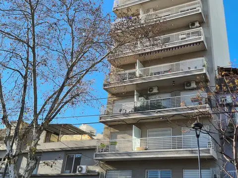 Alquiler 1 ambiente amplio. frente. Balcón vista abierta.  subte B.  Villa Urquiza.