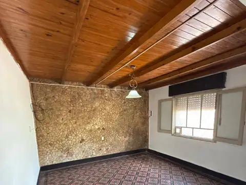 Casa 6 ambientes con 2 baños