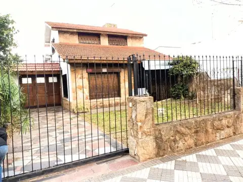 CHALET SOBRE LOTE DE 10 x 40-