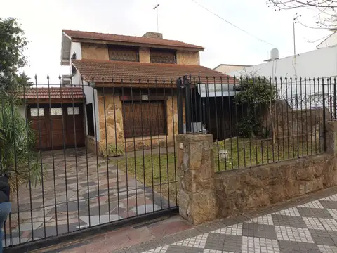 CHALET SOBRE LOTE DE 10 x 40-