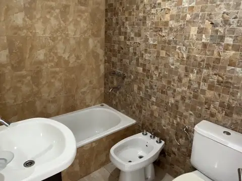Caseros Norte: Departamento monoambiente con balcon en alquiler