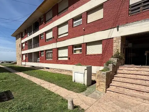 Departamento de dos ambientes en planta baja con cochera 