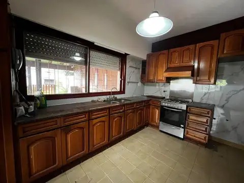 Casa 4 ambientes con 2 baños