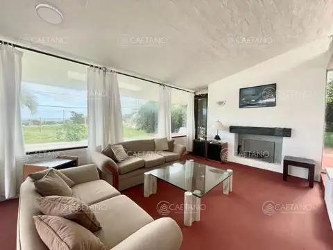 Venta Casa sobre la ruta frente al mar Punta del Este.