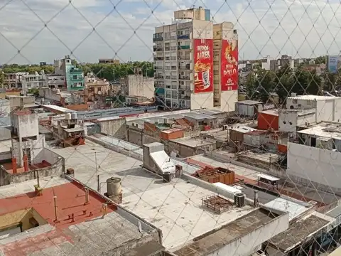 IMPECABLE DEPTO LINIERS DE 4 AMB 2 BAÑOS CON BALCÓN CORRIDO 