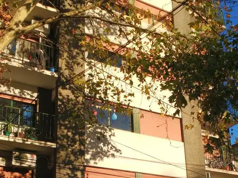 Departamento 3 ambientes al frente. Olivos.