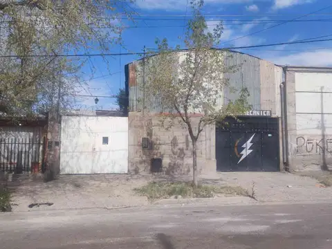 Venta casa con galpon en godoy cruz