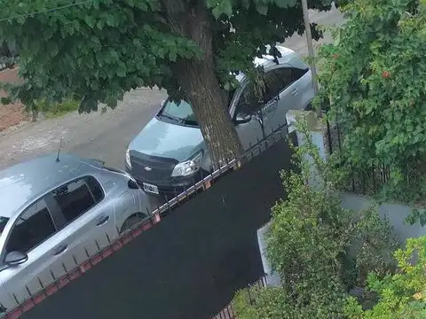 Casa de 5 ambientes en 2 plantas a refaccionar en muy buena zona de Olivos .