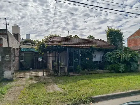 Casa 3 Ambientes para refaccionar en Venta - Castelar Sur
