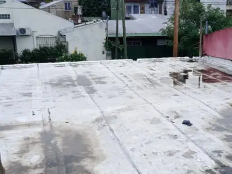 LOTE EN ESQUINA CON DOS DEPTOS DE TRES AMBIENTES U$S 74.000.-