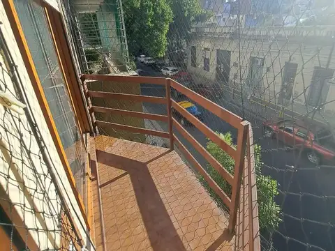 Juan manuel de rosas 1227. un dormitorio con balcón. segundo piso por escaleras