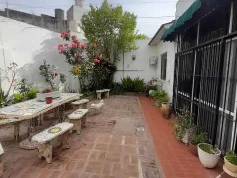 65 E/ 19 Y 20: CASA EN VENTA DE 2 DORMITORIOS