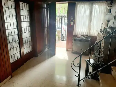 65 E/ 19 Y 20: CASA EN VENTA DE 2 DORMITORIOS CON COCHERA