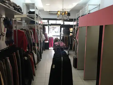 EXCELENTE LOCAL CON VIDRIERA DOBLE TIPO TRAMPA A MTRS ESQUIN