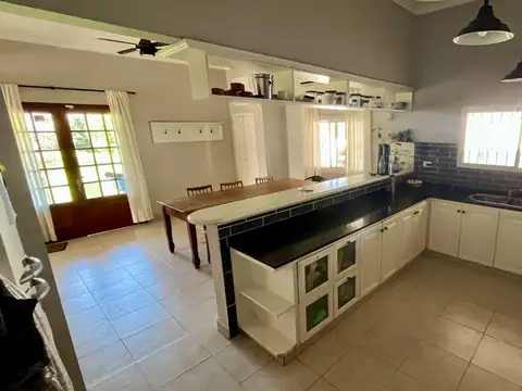 CASA 4 DORMITORIOS VENTA LA PLATA QUINCHO Y PILETA