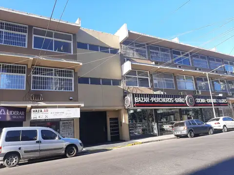 oficina 50 con ventanal al frente 