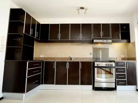 Departamento 8 ambientes con 2 baños