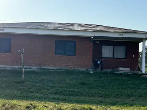GRAN TERRENO SOBRE RUTA 1 CON CERCO, INSTALACIONES Y CASA CU