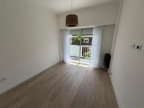 Venta 3 ambientes c/ dependencia. Patio, Balcón. Shopping Los GallegoS