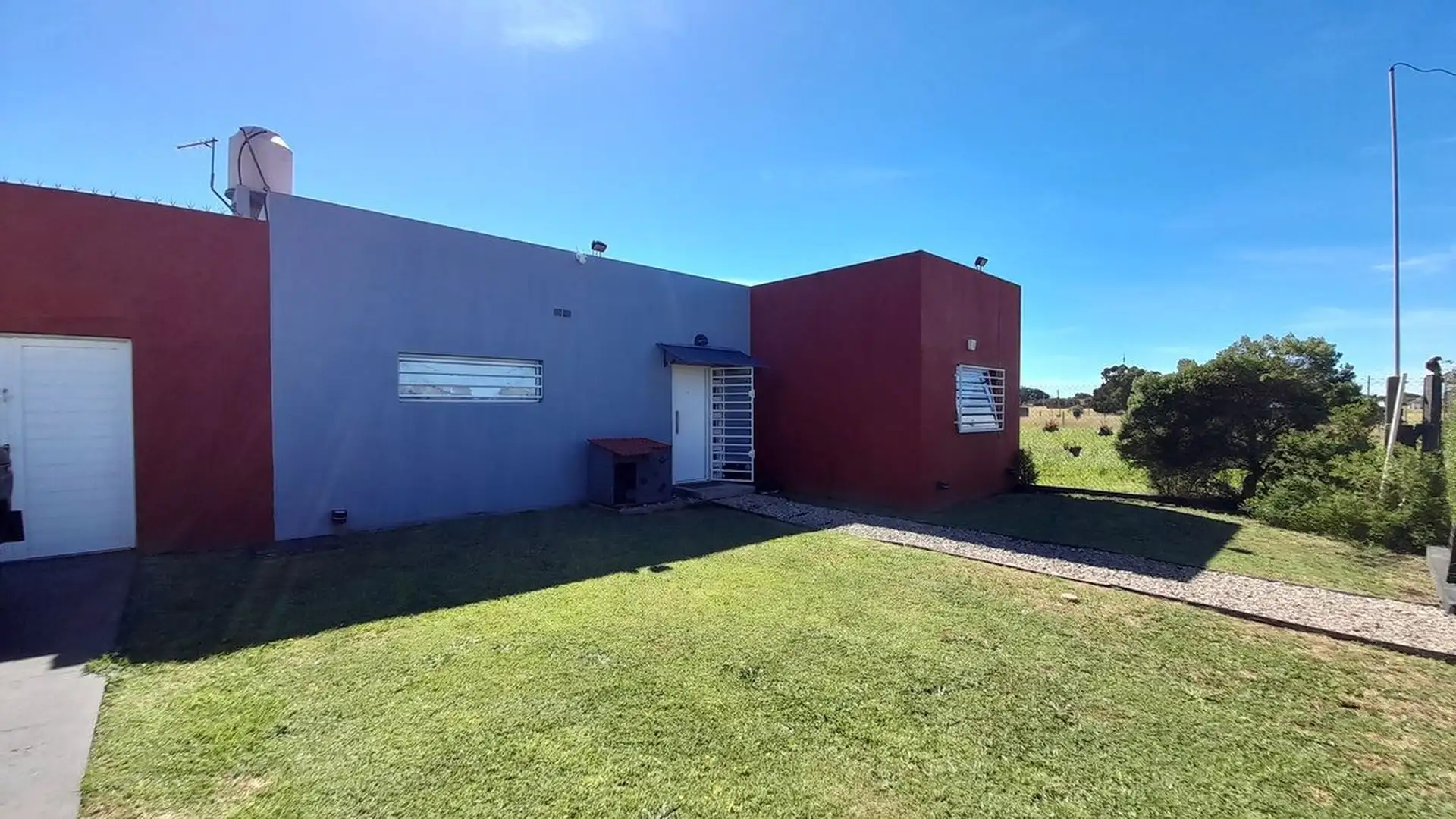 VENTA CASA 3 AMB MODERNA CON PARQUE Y GARAGE