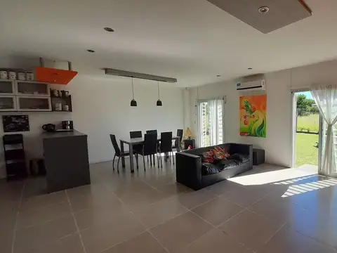 VENTA CASA 3 AMB MODERNA CON PARQUE Y GARAGE