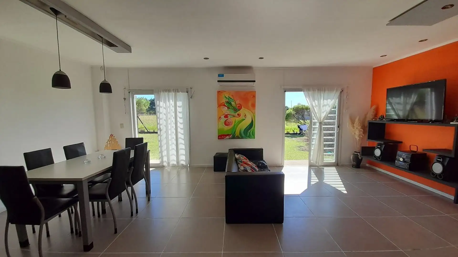 VENTA CASA 3 AMB MODERNA CON PARQUE Y GARAGE