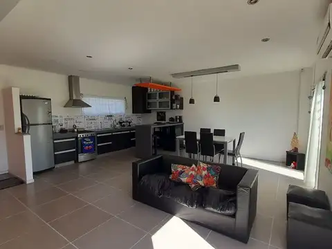 VENTA CASA 3 AMB MODERNA CON PARQUE Y GARAGE