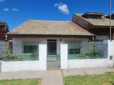 VENTA CASA 4 AMB Y DEPTO 2 AMB B AMEGHINO C JARDIN