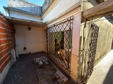 Casa de 2 ambientes con terraza a reciclar en Villa Dominico