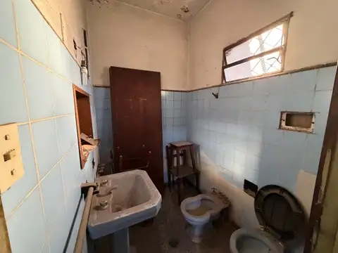 Casa de 2 ambientes con terraza a reciclar en Villa Dominico