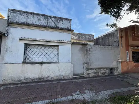 Casa de 2 ambientes con terraza a reciclar en Villa Dominico