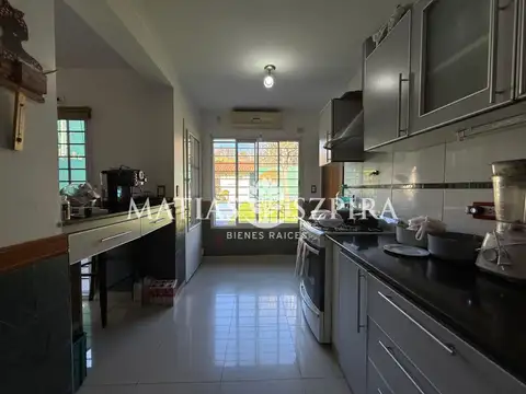 Casa en Venta con 3 cocheras