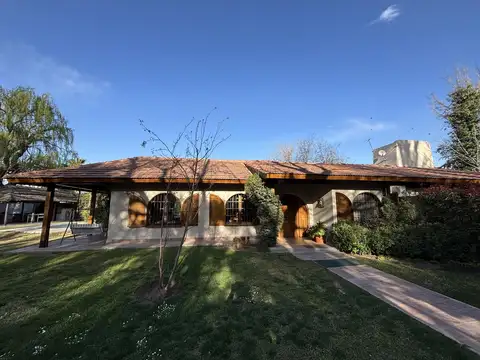 Casa 11 ambientes con 4 baños