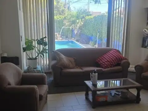 Casa en Alquiler con 3 cocheras