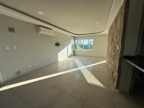 Casa en Alquiler con 2 cocheras