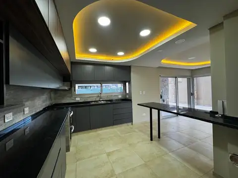 Casa en Alquiler con 2 cocheras