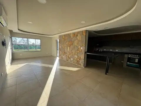 Casa 6 ambientes con 2 baños