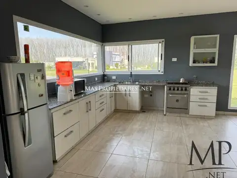 Casa en Alquiler con 2 cocheras