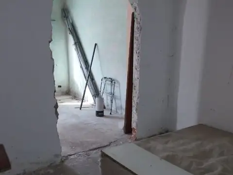 Casa 8 ambientes con 2 baños