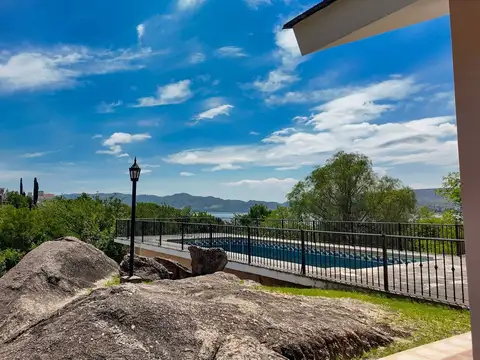 Casa en Venta con 3 cocheras